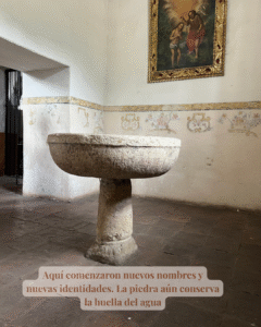 Aquí comenzaron nuevos nombres y nuevas identidades. La piedra aún conserva la huella del agua.