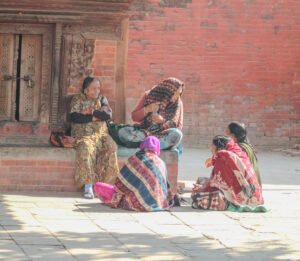 Las plazas de Durbar Square en Katmandú, Patan y Bhaktapur se convierten en escenarios donde conviven la ruina y la fe. 