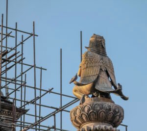 La religión, visible en cada gesto y especialmente en la presencia imponente de los sadhus, con sus cuerpos cubiertos de ceniza, túnicas color azafrán y rostros pintados como altares vivientes.
