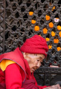 La reconstrucción no es solo física. Es espiritual. La fe en Shiva, Vishnu, Buda, y en decenas de otras deidades tutelares, ofrece a la gente un lugar interior de calma.