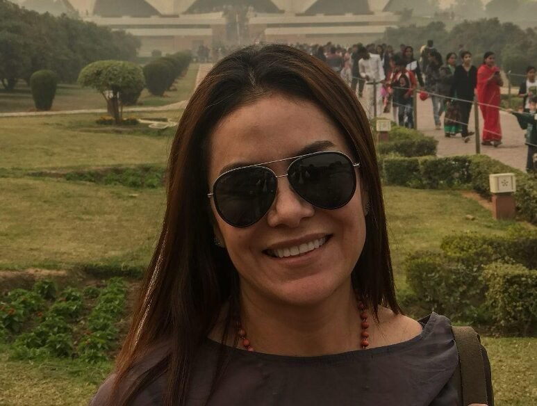 Nancy Pedraza frente al Templo de Loto en Nueva Delhi, India.