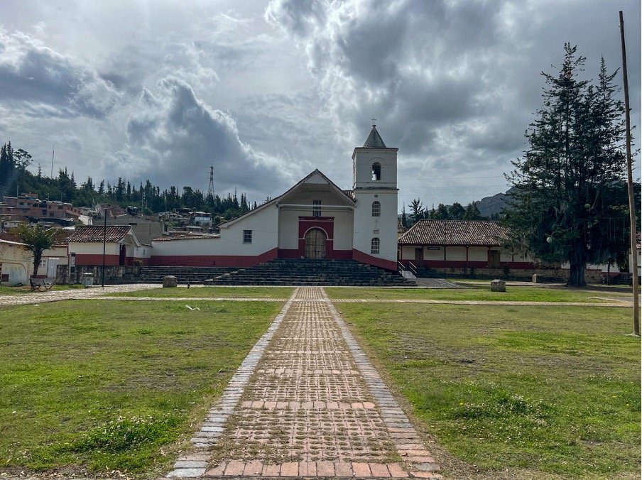 Iglesia colonial de San Juan Bautista en Sutatausa con Farallones al fondo, Cundinamarca