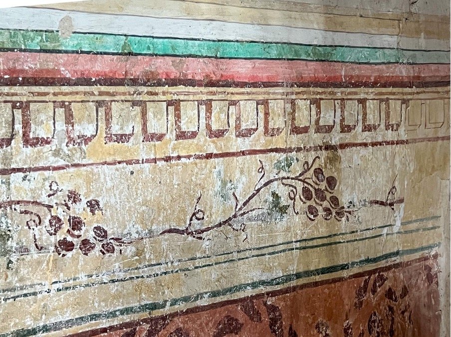 Muros inferiores de la iglesia de Sutatausa con pinturas coloridas de formas geométricas