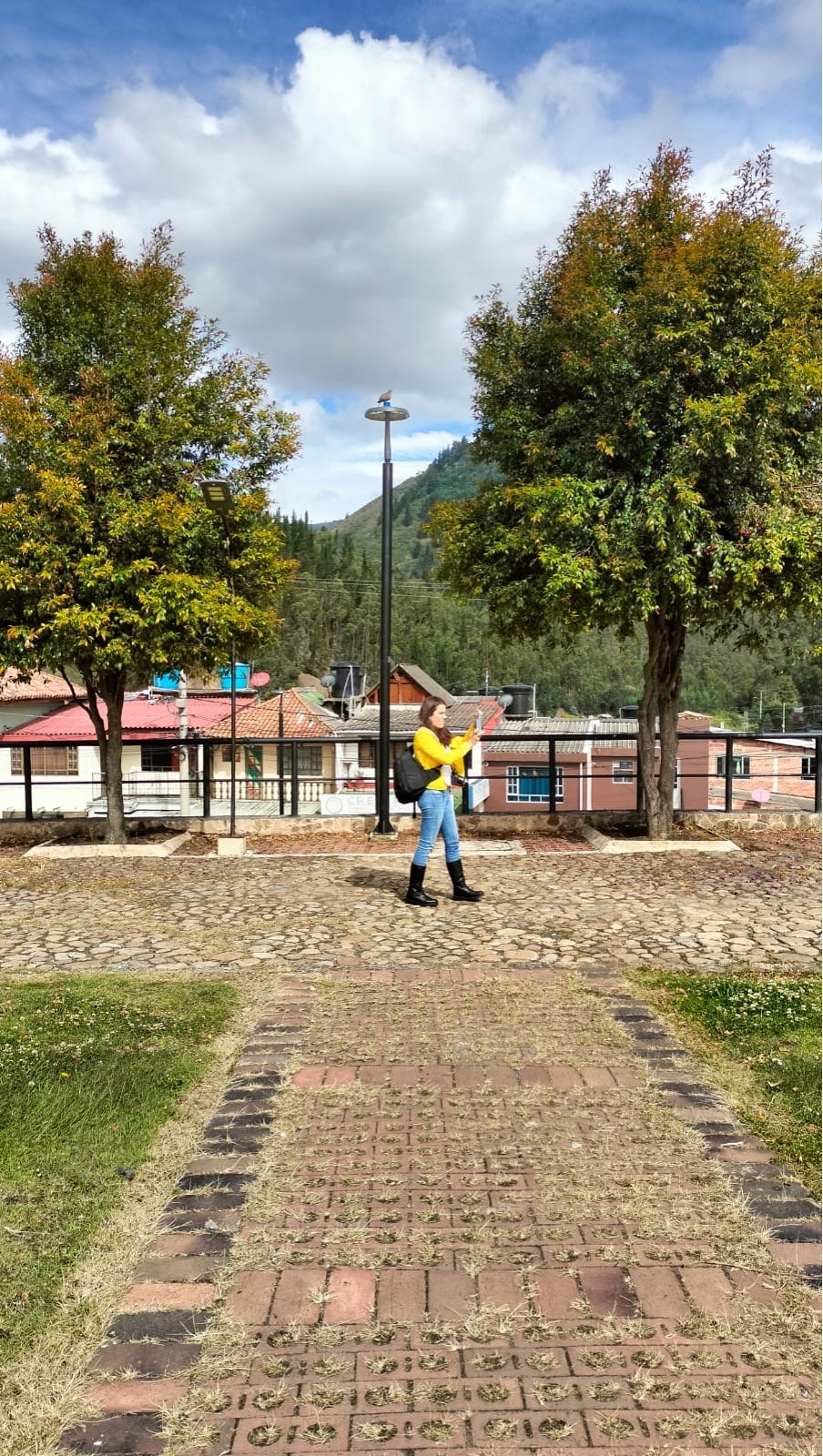 Nancy Pedraza recorre el conjunto doctrinero de Sutatausa para documentar su proyecto.
