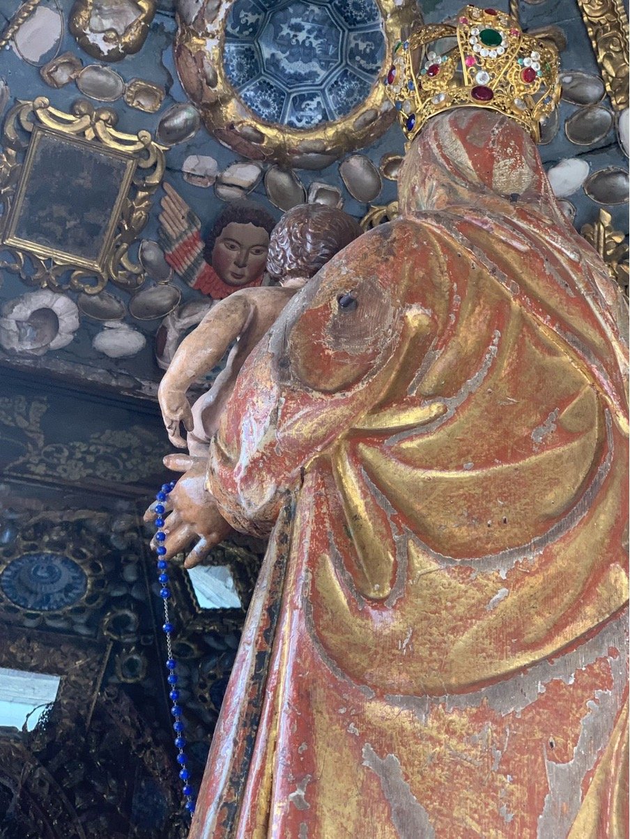 Detalle del altar en la iglesia de Santo Domingo en Tunja, con platos pintados y conchas marinas.